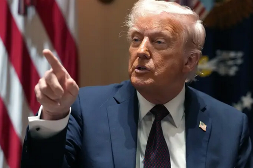 Дональд Трамп вирішив "стати" Папою Римським 